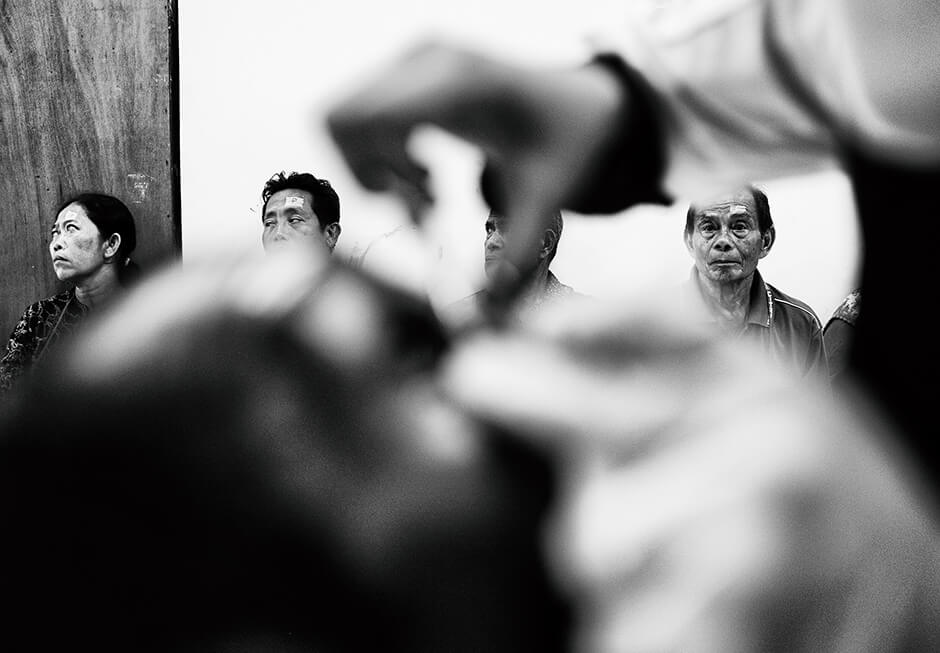 Foto-foto Thaib Chaidar hadir dalam nuansa hitam putih, membuatnya tampak lebih dramatis.